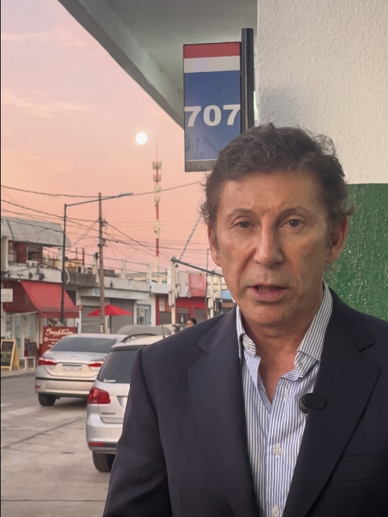 Gustavo Posse frente a la línea 707