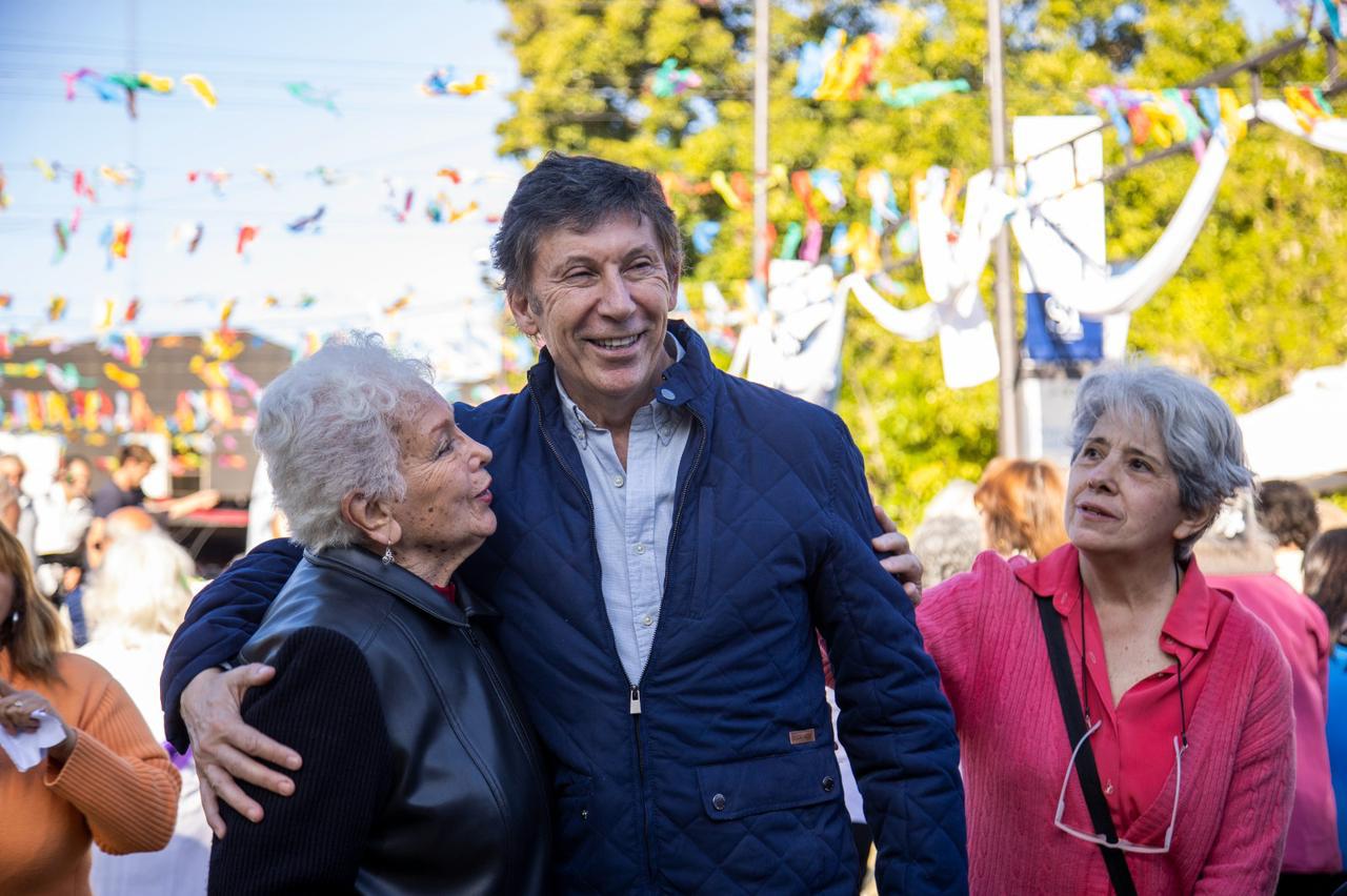 Gustavo Posse junto a vecinas en una actividad barrial