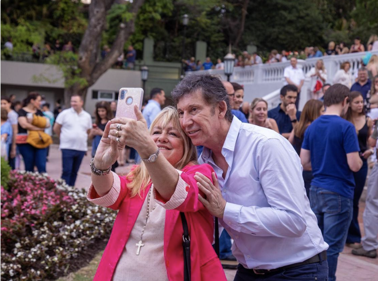 Gustavo Posse conversando con una vecina en San Isidro